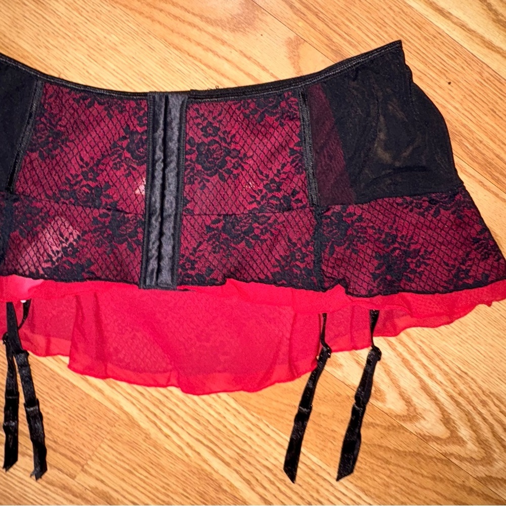 NWT La Vie en Rose Black and Red Lace Garter Skirt Size S/M Sexy - Picture 7 of 7